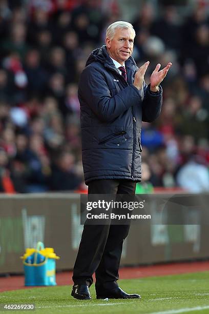 Alan Pardew manager of Crystal Palace looks on from the touchline during the FA Cup Fourth Round match between Southampton and Crystal Palace at St...