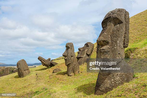 easter island landscape with moais in rano raraku - easter island fotografías e imágenes de stock