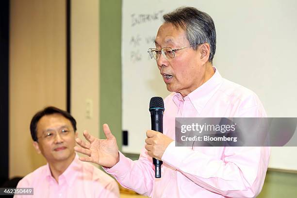 Stan Shih, right, co-founder and chairman of Acer Inc., speaks as Jason Chen, chief executive officer, looks on during a news conference at the...