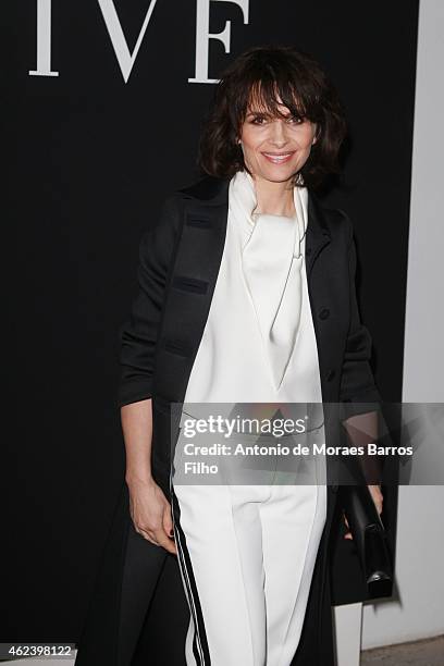 Juliette Binoche arrives the Giorgio Armani Prive show as part of Paris Fashion Week Haute-Couture Spring/Summer 2015 on January 27, 2015 in Paris,...