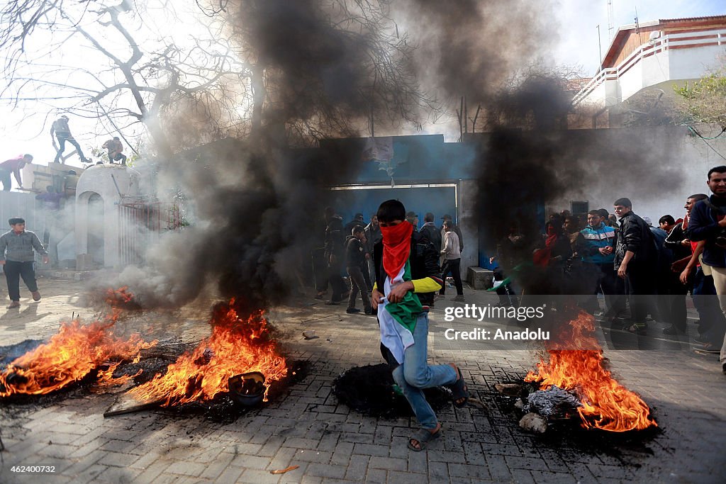 Palestinians protest against UN aid cuts in Gaza