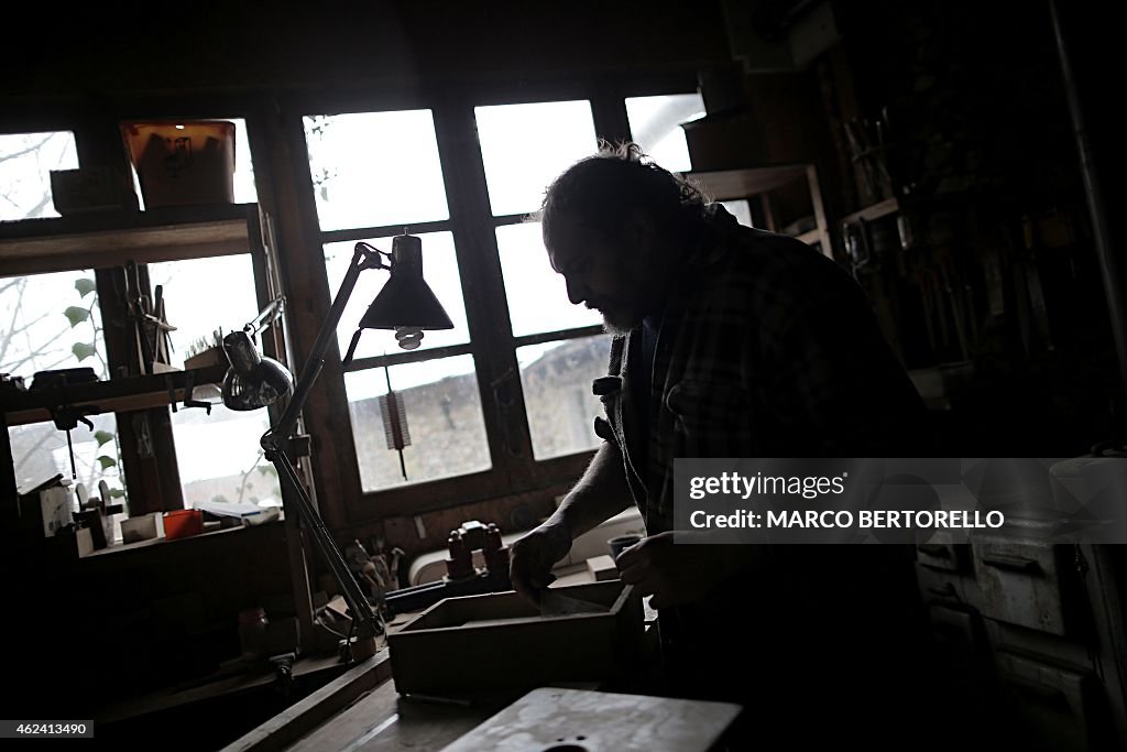 ITALY-TRADITION-MUSIC-LUTHIER