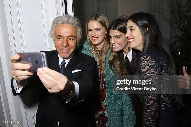 Giancarlo Giammetti takes a selfie with Eugenie Niarchos, Bianca Brandolini DÕAdda and Noor Fares during the party for Dasha Zhukova' cover for Wall...