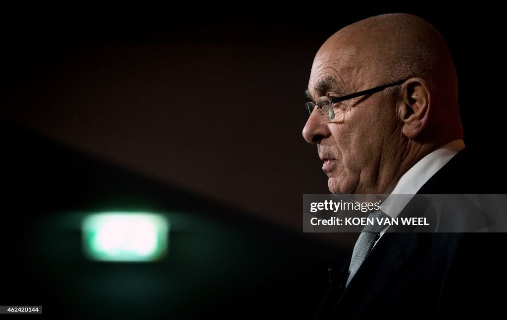 FBL-FIFA-NED-VANPRAAG-PRESSER