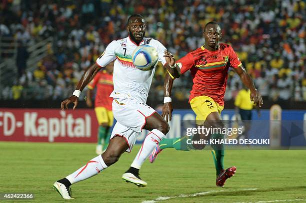 Mali's forward Mustapha Yatabare vies with Guinea's defender Fode Camara during the 2015 African Cup of Nations group D football match between Guinea...