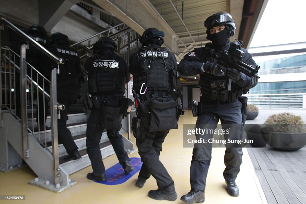 South Korean Police Hold Anti-Terror and Anti-Chemical Terror Exercise In Seoul Railway Station