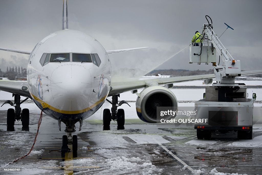 BRITAIN-WEATHER-SNOW