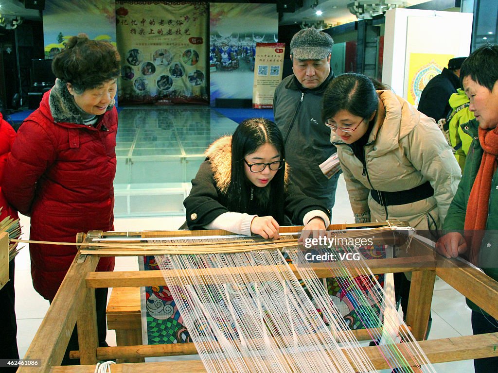 Traditional Handmade Cross-stitch Embroidery Techinque For Brocade Shows In Nanjing