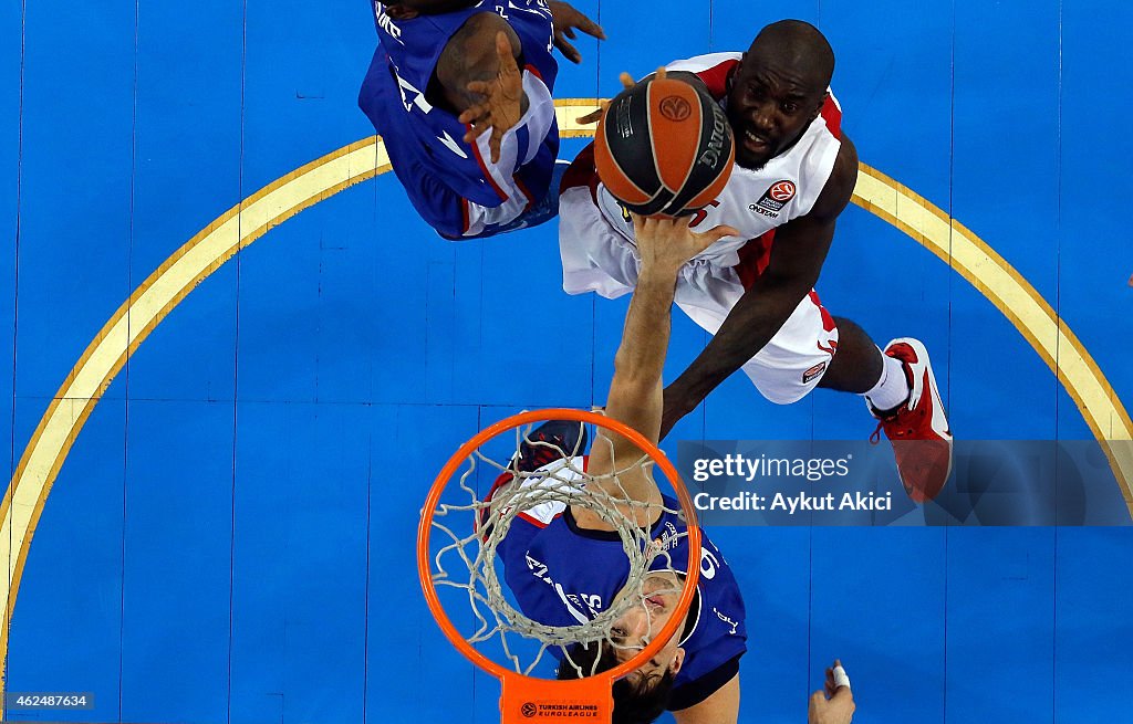 Anadolu Efes Istanbul v Olympiacos Piraeus - Turkish Airlines Euroleague Top 16