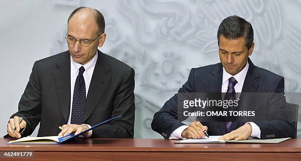 Italian Prime Minister Enrico Letta and Mexican President Enrique Pena Nieto sign bilateral cooperation agreements at the National Palace in Mexico...