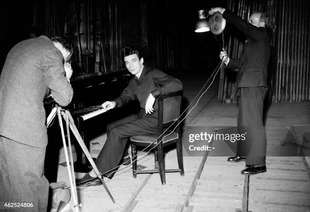 Picture taken in Paris on June 1946 shows French actor and singer Yves Montand being photographed during the "Nuit de la Résistance" . AFP PHOTO Le...