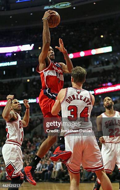 Garrett Temple of the Washington Wizards crashes into Mike Dunleavy of the Chicago Bulls at the United Center on January 13, 2014 in Chicago,...