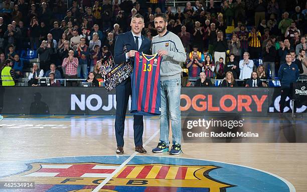 Sarunas Jasikevicius, second Coach of Zalgiris Kaunas and FC Barcelona former player receives from Juan Carlos Navarro, #11 of FC Barcelona a...