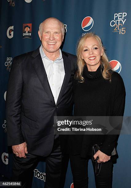 Former NFL player Terry Bradshaw and Tammy Bradshaw attend the Pepsi Rookie of The Year Party at Phoenix Art Museum on January 30, 2015 in Phoenix,...