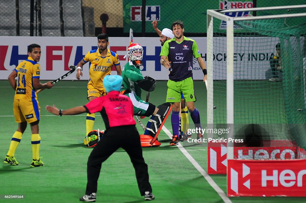 Punjab Warrior and Delhi Waverider Players react on referee...