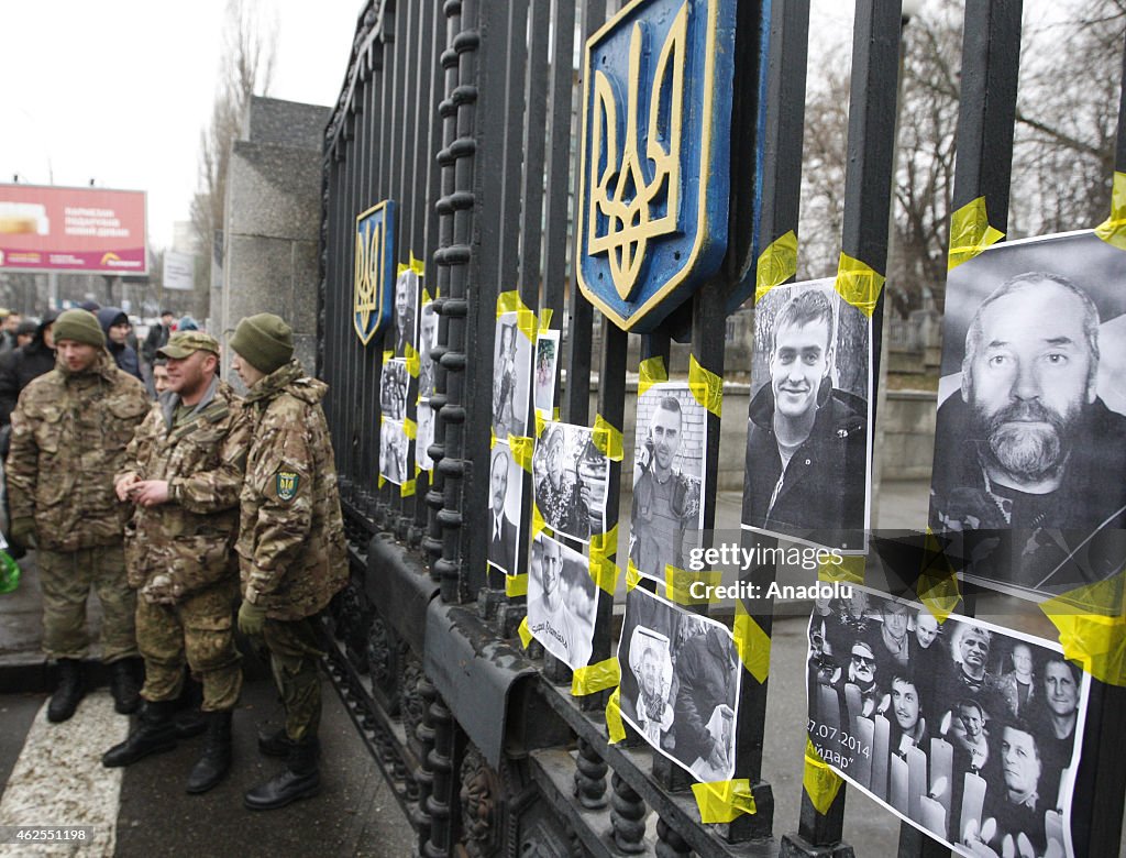 Ukrainian soldiers protest outside Defense Ministry in Kiev