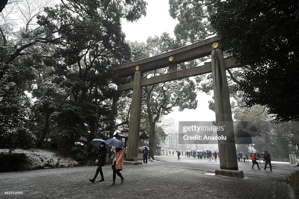 People enjoy Tokyo covered with snow