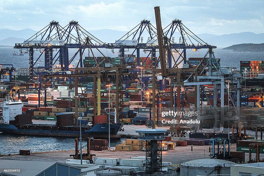 New Greek government pulls privatization of Piraeus port