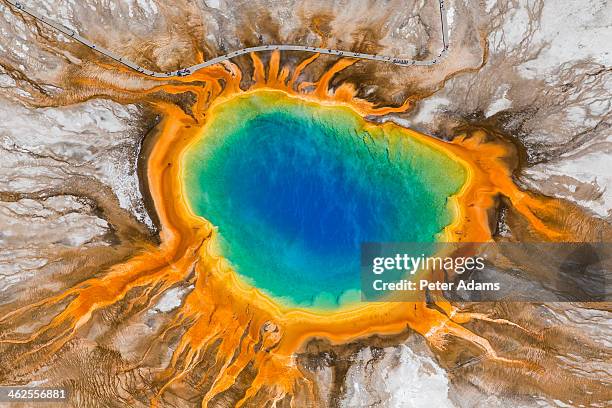 grand prismatic spring, yellowstone national park - grand prismatic spring stockfoto's en -beelden