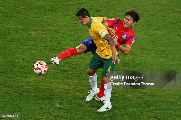 Tim Cahill of Australia competes with Kim Young Gwon of Korea Republic during the 2015 Asian Cup final match between Korea Republic and the...