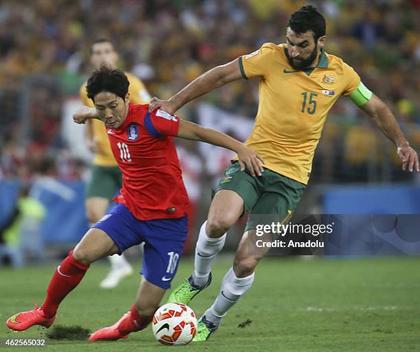 Tae Hee of South Korea and Mile Jedinak of Australia vie for the ball during the 2015 Asia Cup Final between Australia Vs South Korea in the 2015 AFC...