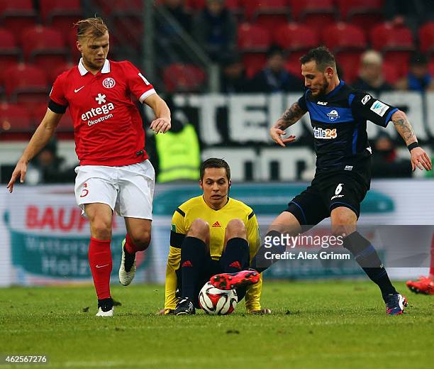 Referee Tobias Welz tumbles as Johannes Geis of Mainz is challenged by Marvin Bakalorz of Paderborn during the Bundesliga match between 1. FSV Mainz...