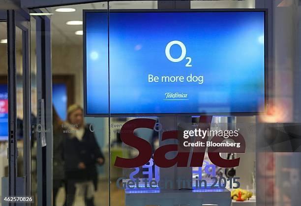 O2 Store Digital Screen 27 Tv Screens Shop Window Stock Photos, High-Res Pictures, and Images ...
