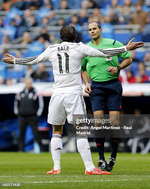 Gareth Bale of Real Madrid argues with referee Alfonso Alvarez Izquierdo during the La Liga match between Real Madrid CF and Real Sociedad at Estadio...