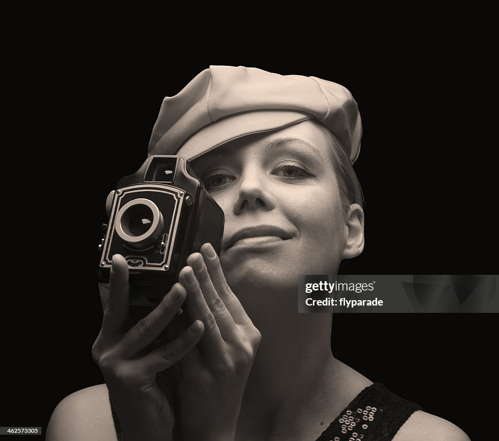 Jovem mulher segurando a Câmera retro