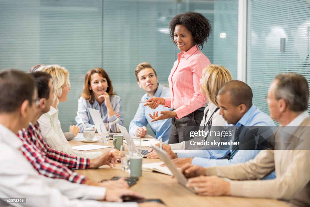 Pessoas de negócios, falando em uma reunião.