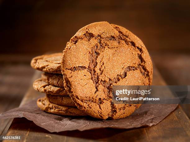 ginger snap cookies - ginger snap stockfoto's en -beelden