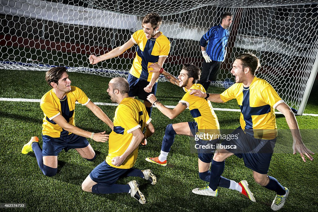 Partido de fútbol en el estadio: Scorer de celebración