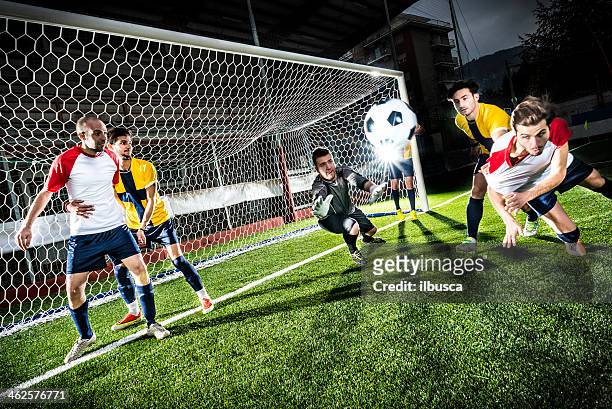 football match in stadium: header goal - verdediger voetballer stockfoto's en -beelden