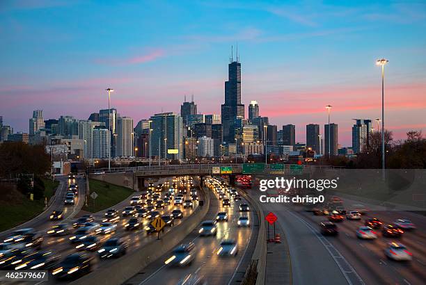 chicago traffic and skyline at dusk - willis tower stock pictures, royalty-free photos & images