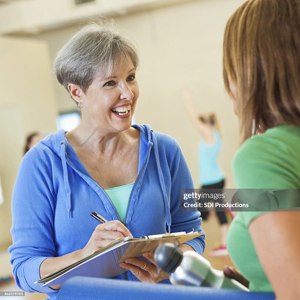Senior Adulto Instrutor de fitness verificar na alunos