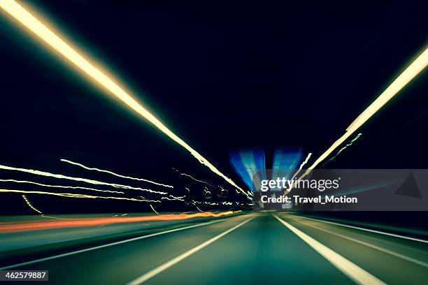 dark autostrada di notte con strisce di luce - car front view foto e immagini stock