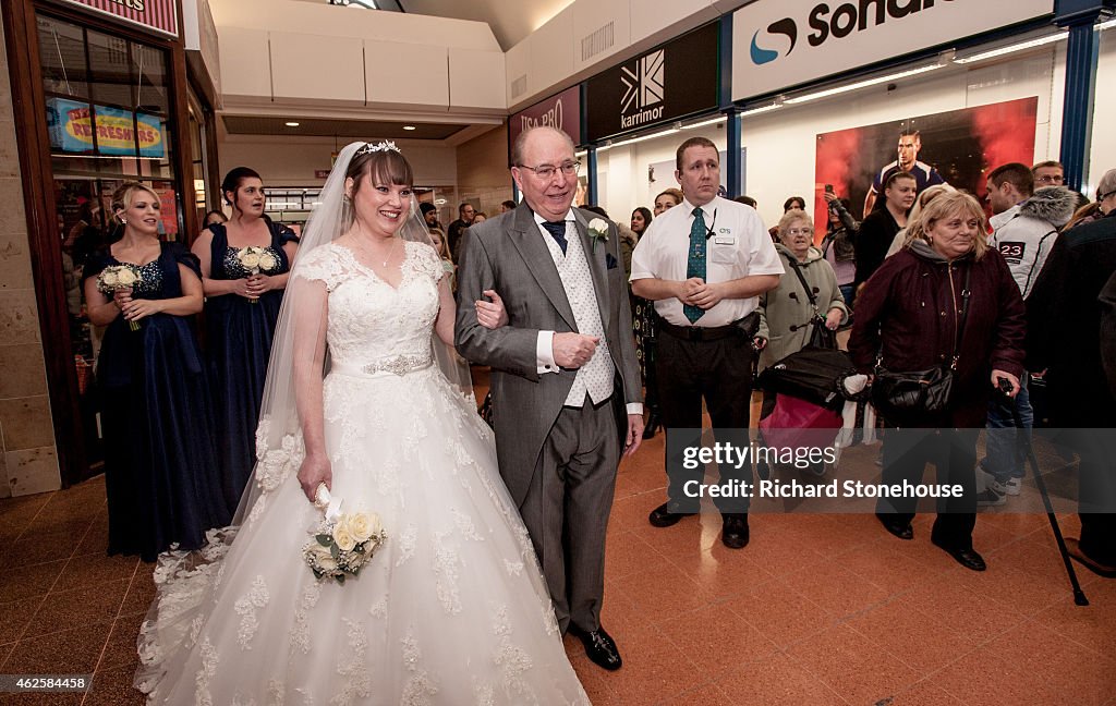 Shropshire Couple Tie The Knot At Telford Shopping Centre