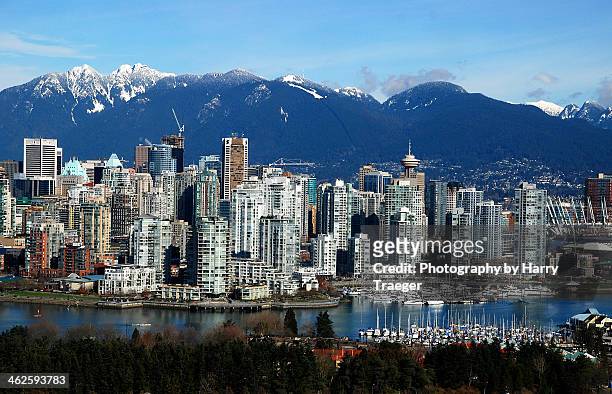 vancouver skyline with mountains - vancouver canada stockfoto's en -beelden