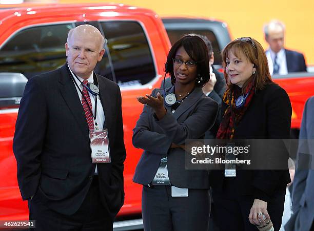 Dan Akerson, chief executive officer of General Motors Co., from left, Alicia Boler-Davis, vice president of global quality for General Motors Co. ,...