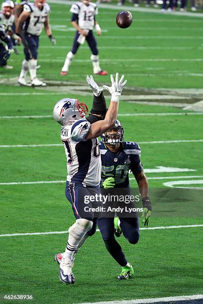 Rob Gronkowski of the New England Patriots catches a 22 yard touchdown pass bagainst K.J. Wright of the Seattle Seahawks in the second quarter during...