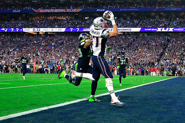 Rob Gronkowski of the New England Patriots catches a 22 yard touchdown pass bagainst K.J. Wright of the Seattle Seahawks in the second quarter during...