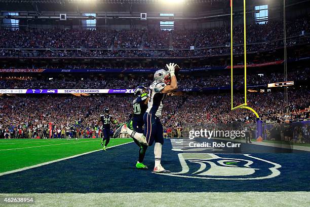 Rob Gronkowski of the New England Patriots catches a 22 yard touchdown pass bagainst K.J. Wright of the Seattle Seahawks in the second quarter during...