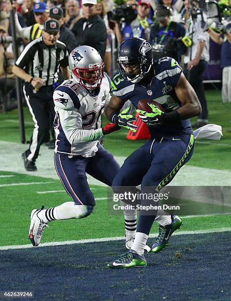 Chris Matthews of the Seattle Seahawks scores an 11 yard touchdown late in the second quarter against Logan Ryan of the New England Patriots during...