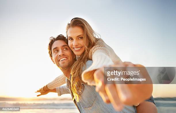 celebrando o seu amor! - young couple imagens e fotografias de stock