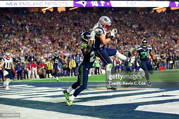 Danny Amendola of the New England Patriots catches a four yard touchdown in the fourth quarter against Earl Thomas of the Seattle Seahawks during...