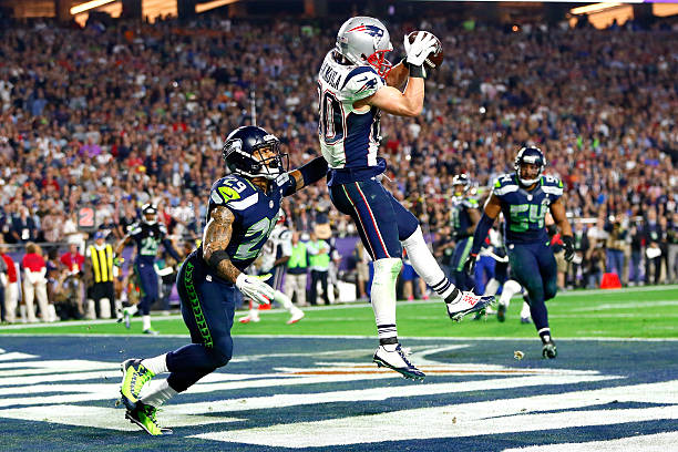Danny Amendola of the New England Patriots catches a four yard touchdown in the fourth quarter against Earl Thomas of the Seattle Seahawks during...