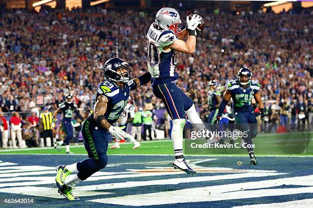 Danny Amendola of the New England Patriots catches a four yard touchdown in the fourth quarter against Earl Thomas of the Seattle Seahawks during...