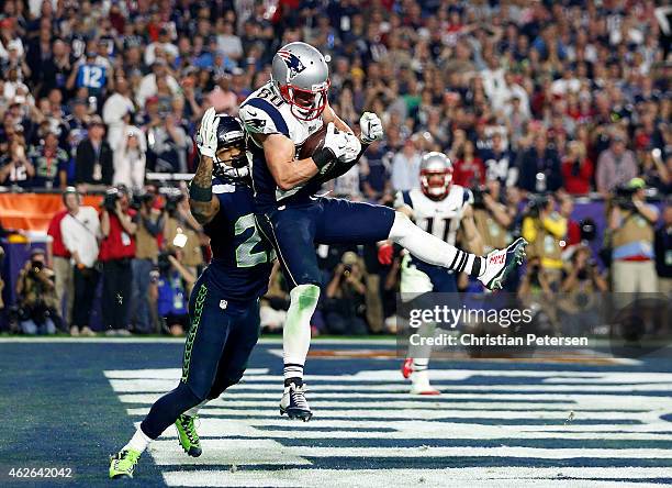 Danny Amendola of the New England Patriots catches a four yard touchdown pass over Earl Thomas of the Seattle Seahawks in the fourth quarter during...