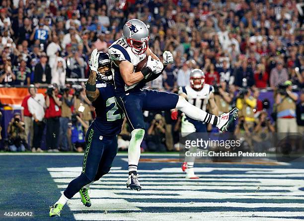 Danny Amendola of the New England Patriots catches a four yard touchdown pass over Earl Thomas of the Seattle Seahawks in the fourth quarter during...