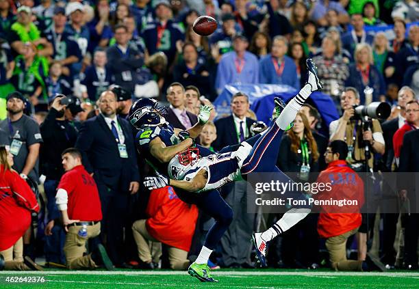 Jermaine Kearse of the Seattle Seahawks makes a catch over Malcolm Butler of the New England Patriots in the fourth quarter during Super Bowl XLIX at...